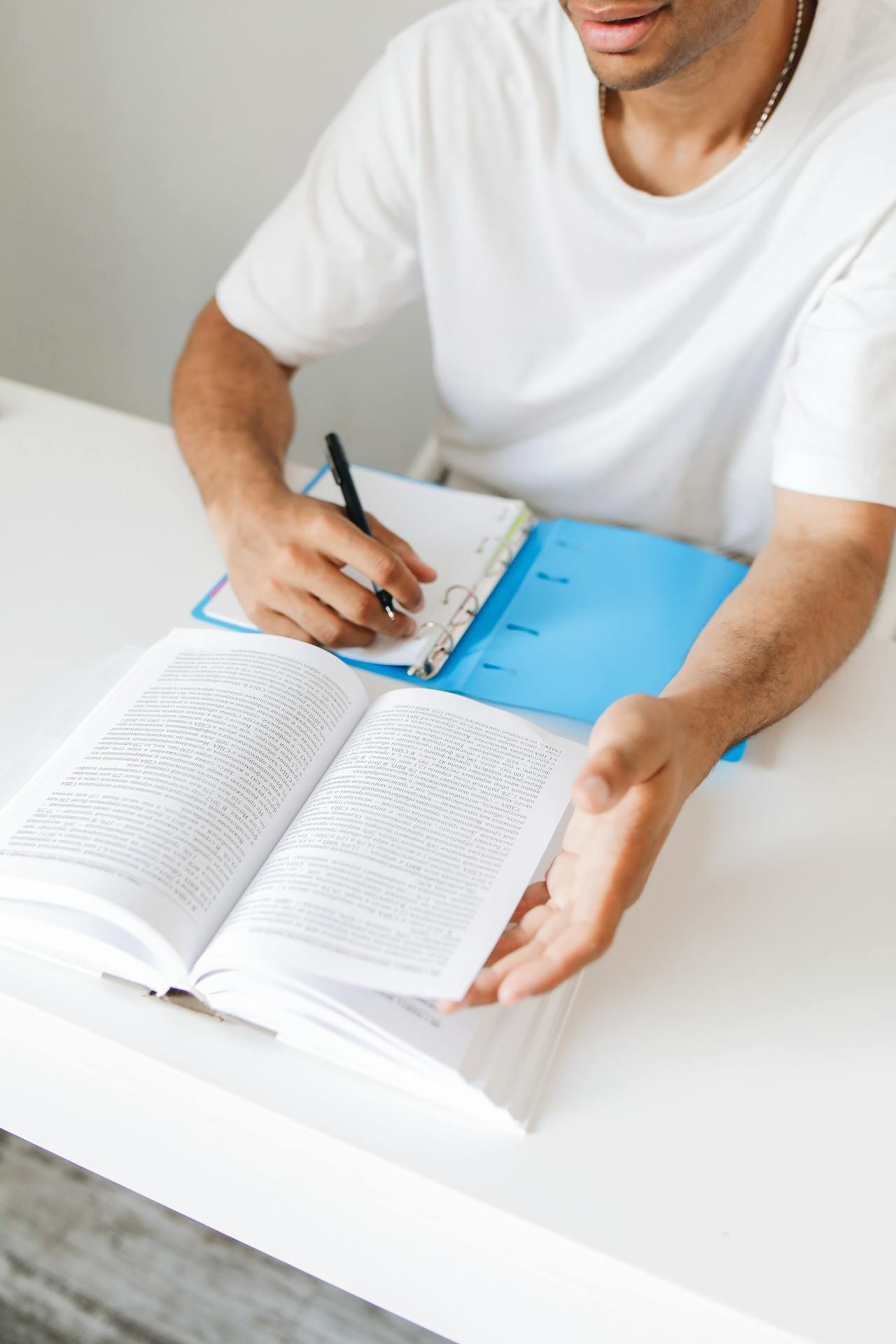 Человек изучает материалы